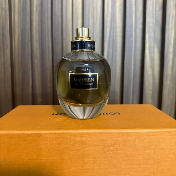 Alexander McQueen Fragrance missing cap - Picture 1 of 2